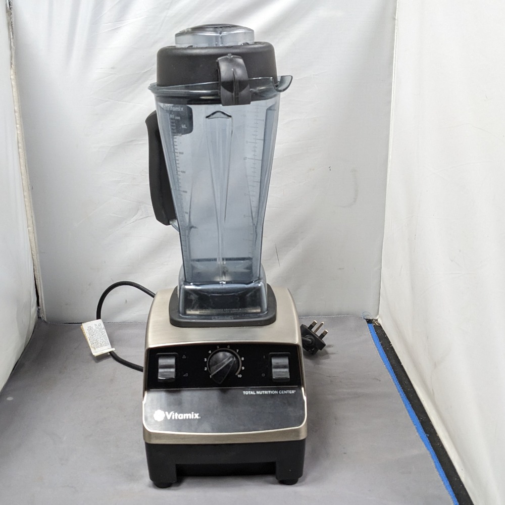 Pre-owned Vitamix Total Nutrition Center (TNC) Blender VM0109
